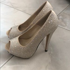 Nude bedazzled pumps